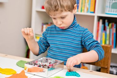 Boncuklarla süslenmiş plastik kelebekler. Seramik ve çömlekçiliğin başlangıcı. Evde etkinlikler, sanat terapisi, yaratıcılık ve hayal gücü egzersizleri .