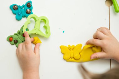 Boncuklarla süslenmiş plastik kelebekler. Seramik ve çömlekçiliğin başlangıcı. Evde etkinlikler, sanat terapisi, yaratıcılık ve hayal gücü egzersizleri .
