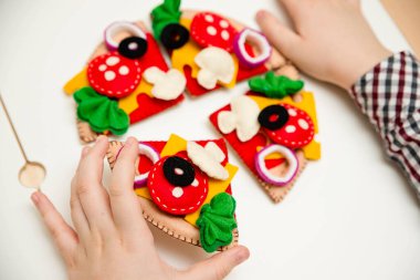 Pizzayı hissettim. Çocuklar için yemek oyuncaklarını hissettim. Küçük çocuklar için okul öncesi oyunu. Montessori eğitimi