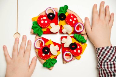 Pizzayı hissettim. Çocuklar için yemek oyuncaklarını hissettim. Küçük çocuklar için okul öncesi oyunu. Montessori eğitimi