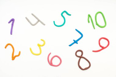 Plastikten yapılmış renkli parmaklar. Çocuklar için parlak renkli hacimli şekiller (beyaz üzerinde izole edilmiş))
