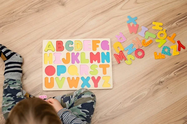 Menino Dois Anos Brincando Com Letras Alfabeto Madeira Bordo Chão — Fotografia de Stock