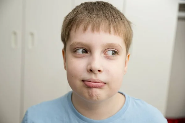 Photo Adorable Jeune Garçon Regardant Caméra Fait Une Grimace Rit — Photo