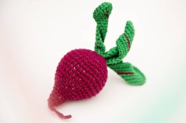 Örgü sebze: Pancar. Konsept. Şekillendirme. El sanatları. Çocukların iyi motor becerileri olması için ekolojik oyuncaklar. El yapımı oyuncaklar. Montessori eğitimi.