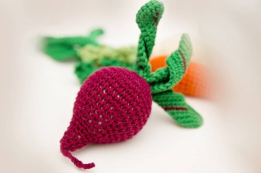 Örgü sebze: Pancar. Konsept. Şekillendirme. El sanatları. Çocukların iyi motor becerileri olması için ekolojik oyuncaklar. El yapımı oyuncaklar. Montessori eğitimi.