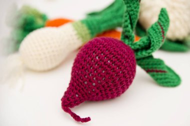 Örgü sebzeler: lahana, havuç, pancar, soğan. Konsept. Şekillendirme. El sanatları. Çocukların iyi motor becerileri olması için ekolojik oyuncaklar. El yapımı oyuncaklar.