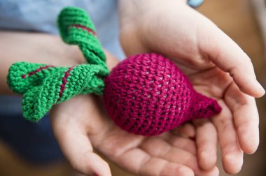 Örgü sebze: Pancar. Konsept. Şekillendirme. El sanatları. Çocukların iyi motor becerileri olması için ekolojik oyuncaklar. El yapımı oyuncaklar. Montessori eğitimi.
