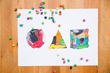 Güzel motor eğitimi. Ellerin için egzersiz. Çocukların erken eğitimi. Montessori metodu. Plastiğin geometrik şekilleri. Anaokulu veya özel ihtiyaçları olan görevler.