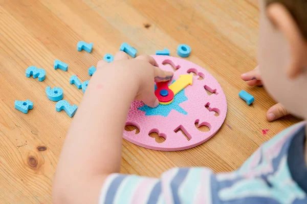 Маленький Хлопчик Вивчає Час Іграшкою Годинника Вчиться Розповідати Час Концепція — стокове фото