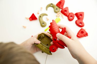 Plastik parçalardan yapılmış dinozor üreticisi. Güzel motor beceriler. Anaokulu ya da özel görevler. Çocukların erken eğitimi. Montessori yöntembilimi.