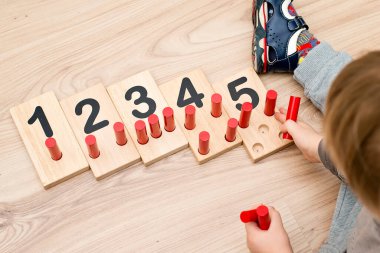 Montessori metodolojisinin ahşap figürleri. Matematik çocukları çocuklar için bulmaca sayıyor. Geliştirilmesi gereken bilgisayar oyunları eğitimi. Zeki bir çocuk matematik oyuncağı. Sayı oyunu tahtası.