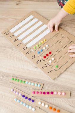 İçinde pamuk topları olan uygun bir kayışı belirlenen boşluğa yerleştir. Anaokulları için okul öncesi eğitim yardımı. Çocuklar Montessori IQ 'sunu erken öğreniyor. Bebek için matematik görevi.