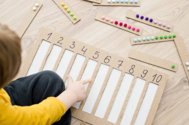 İçinde pamuk topları olan uygun bir kayışı belirlenen boşluğa yerleştir. Anaokulları için okul öncesi eğitim yardımı. Çocuklar Montessori IQ 'sunu erken öğreniyor. Bebek için matematik görevi.