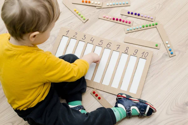 İçinde pamuk topları olan uygun bir kayışı belirlenen boşluğa yerleştir. Anaokulları için okul öncesi eğitim yardımı. Çocuklar Montessori IQ 'sunu erken öğreniyor. Bebek için matematik görevi.