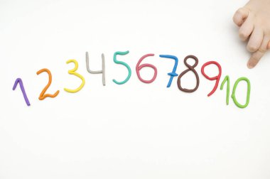 Plastikten yapılmış renkli parmaklar. Çocuklar için parlak renkli hacimli şekiller (beyaz üzerinde izole edilmiş))