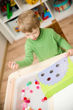 Kirpi. Küçük çocuklar için oyun düzenleme. Çukurları ponponlarla doldurun. Erken eğitim, renk öğrenme ve sayısallık. Montessori anaokulu ve özel ihtiyaçlar okulu için temalı uygulama