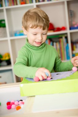 Kirpi. Küçük çocuklar için oyun düzenleme. Çukurları ponponlarla doldurun. Erken eğitim, renk öğrenme ve sayısallık. Montessori anaokulu ve özel ihtiyaçlar okulu için temalı uygulama