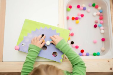 Kirpi. Küçük çocuklar için oyun düzenleme. Çukurları ponponlarla doldurun. Erken eğitim, renk öğrenme ve sayısallık. Montessori anaokulu ve özel ihtiyaçlar okulu için temalı uygulama