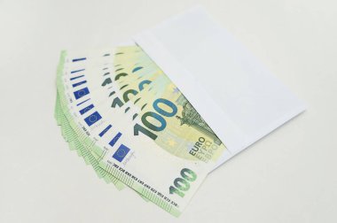 Bir avuç Euro. Yakın plan. Para biriktiriyorum. Birikimlerimi evde tutuyorum. İçinde Euro banknotları olan açık bir zarf. Finans, tasarruf, yatırım. Evde para yönetimi. Finansal iş kavramı.