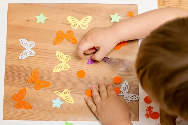 Dziecko Tworzące Dekorację Okna Maluch Stosujący Papierowe Motyle Oprawionej Ramkę — Zdjęcie stockowe