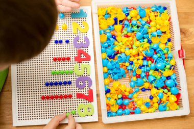 İğne yerleştiren numaracı çocuk sayesinde. Evde oyna. Çocukların iyi motor becerileri geliştirmesi için uygulama, oyun yoluyla mantıklı düşünme. Saymayı öğren ve hayal gücünü, yaratıcılığı canlandır..