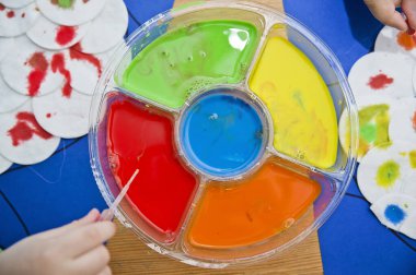 Pamuktan yapılmış balıklar ve anne ve çocuğun boyaları. Çocuk damlatıcıyla boyuyor. 5 dakikalık bir gemi. Çocuk yuvası aktivitesi. Erken eğitim, iyi motor becerileri. # Evde kalın çocuklar.