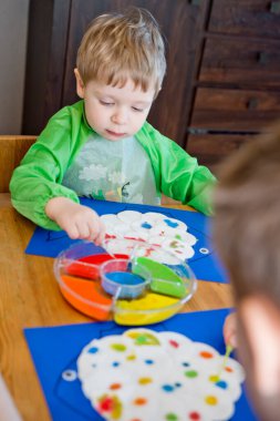 Pamuktan yapılmış balıklar ve anne ve çocuğun boyaları. Çocuk damlatıcıyla boyuyor. 5 dakikalık bir gemi. Çocuk yuvası aktivitesi. Erken eğitim, iyi motor becerileri. # Evde kalın çocuklar.
