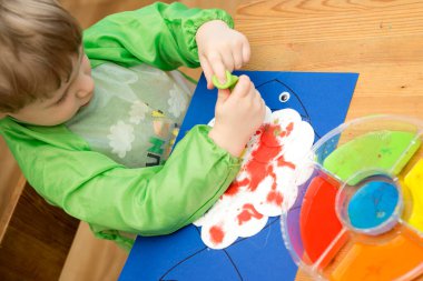 Pamuktan yapılmış balıklar ve anne ve çocuğun boyaları. Çocuk damlatıcıyla boyuyor. 5 dakikalık bir gemi. Çocuk yuvası aktivitesi. Erken eğitim, iyi motor becerileri. # Evde kalın çocuklar.