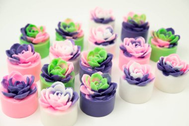 Renkli el yapımı sabunlar. Doğal banyo ürünleri koleksiyonu.