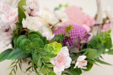 Bahar ekinoksu kutlaması. Paskalya temalı çiçekler ve örülmüş yumurtalar. El yapımı aksanlı buketler.