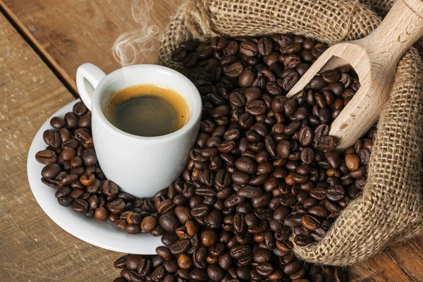 Café sobre fondo de madera — Foto de Stock