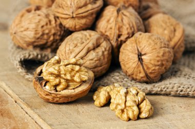 Ceviz ahşap arka plan üzerinde