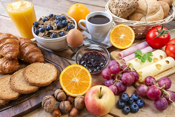 Kontinental frukost på bakgrund — Stockfoto