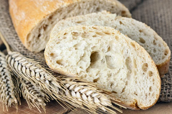 Ciabatta и пшеницы на фоне — стоковое фото