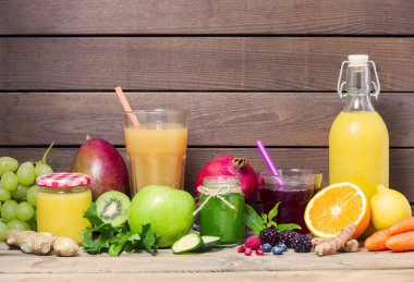 Çeşitli taze sıkılmış meyve ve sebze suları..