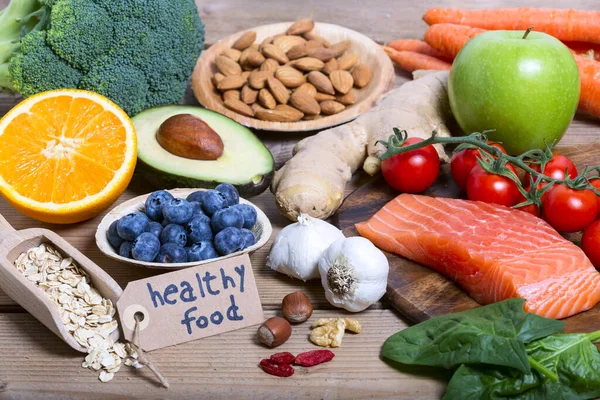 健康食品 きれいな食事の選択 スーパーフード 木の背景に葉野菜タグ 健康食品 — ストック写真