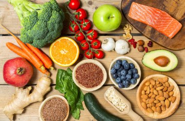 Sağlıklı gıda, temiz yeme seçimi: meyve, sebze, tohum, süper yiyecek, tahıl, ahşap arka planda yaprak sebzesi kopyalama alanı.