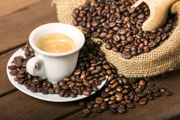 Kopp Kaffe Med Rök Och Kaffebönor Gamla Trä Bakgrund — Stockfoto