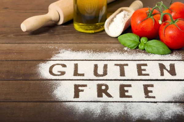 Слово Gluten Free Зроблене Борошна Сільському Тлі Помідором Базилем Пляшкою — стокове фото