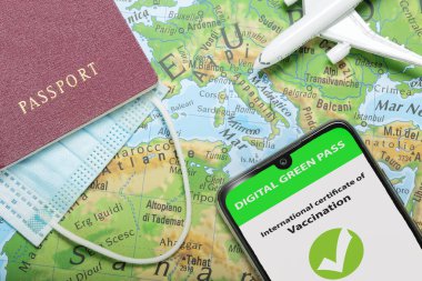 Avrupa Birliği, yaza kadar ücretsiz seyahate izin vermek için virüs geçiş planı hazırladı. Pasaport, maske ve Avrupa haritası içeren Covid veya Coronavirus aşı sertifikası veya pasaport uygulaması