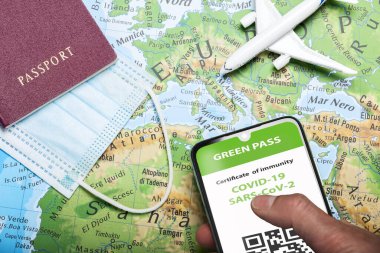 Avrupa Birliği, yaza kadar ücretsiz seyahate izin vermek için virüs geçiş planı hazırladı. Pasaport, maske ve Avrupa haritası içeren Covid veya Coronavirus aşı sertifikası veya pasaport uygulaması