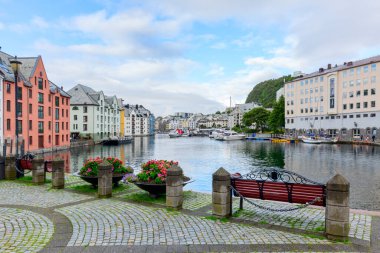 Alesund Norveç, Norveç 'in güzel bir liman kentidir. Bir dizi ada üzerine yayılmış, Art Nouveau Mimarisi ile övünür..