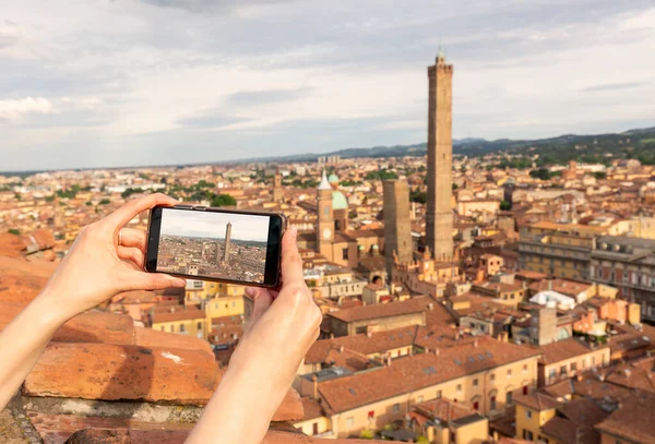 旅行のコンセプト 観光客はデュートリーの写真を撮る 2つの塔 スマートフォンでイタリアのボローニャの街のシンボル — ストック写真