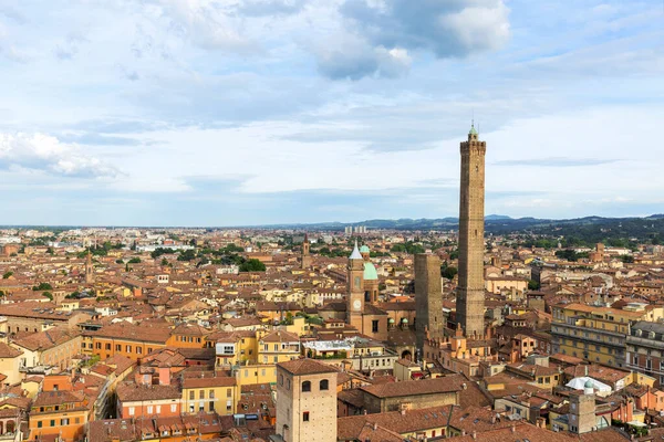 两个著名的下降博洛尼亚塔Asinelli塔和Garisenda塔 Bologna Emilia Romagna 意大利 — 图库照片