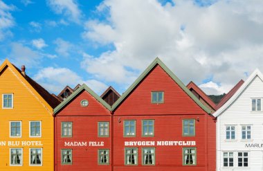 BERGEN, NORway - 27 Ağustos 2020: Bryggen, 1979 'dan beri UNESCO' nun Dünya Kültür Mirası sitesi, Norveç 'in Bergen kentine gelen fiyortun doğu tarafında yer alan bir dizi Hanseatic ticari binasıdır..