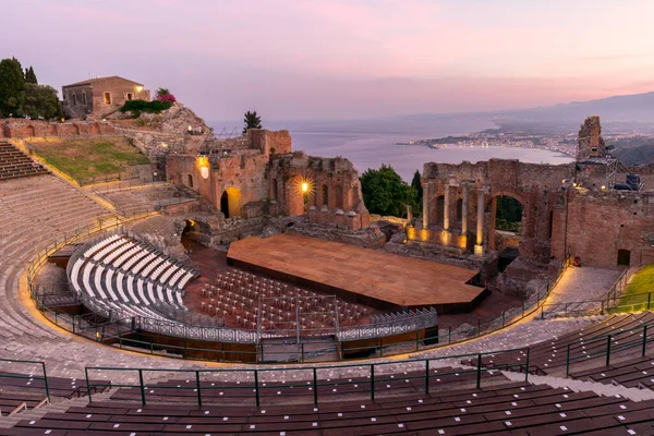 Solnedgång Den Antika Romersk Grekiska Amfiteatern Med Giardini Naxos Bukten — Stockfoto