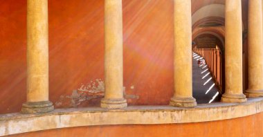 Porta Saragozza 'yı San Luca Mabedi' ne bağlayan, İtalya 'nın Bologna kentindeki Colle della Guardia' da bulunan Portico di San Luca 'nın iç manzarası.