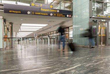 Havaalanı pasaport kontrolüne gelen turistler - konular bulanık