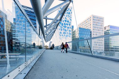 Norveç, Oslo 'da Akrobaten yaya köprüsünde yürüyen çift