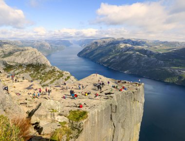 Preikestolen, Prekestolen veya Pulpit Rock, Norveç 'in Stavanger kenti yakınlarında yer alan ünlü bir turistik merkezdir. Önceki, Lysefjord 'un üzerinde yükselen dik bir uçurumdur..